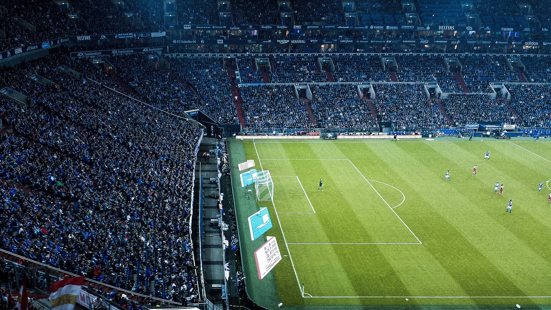 开云体育中心-绿茵场上的一抹亮色，国安用无解表现征服本菲卡，教练赛后拥抱暖人心，国安无解表现征服本菲卡，赛后教练拥抱成暖心瞬间
